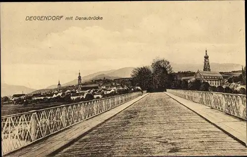 Ak Deggendorf im Bayerischen Wald Niederbayern, auf der Donaubrücke, Panorama vom Ort