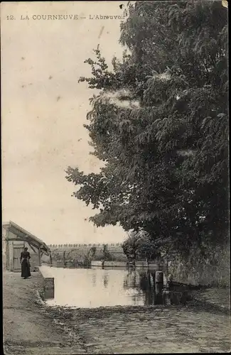 Ak La Courneuve Seine Saint Denis, Abreuvoir, femme