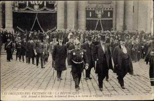 Ak Versailles Yvelines, Obseques des Victimes de La Republique, Briand, Millerand, General Brun