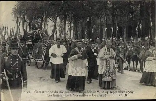 Ak Versailles Yvelines, Funerailles Nationales des Victimes du Dirigeable Republique 1909, Le clerge