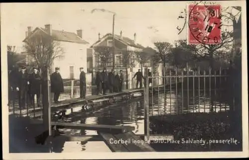 Ak Corbeil Essonne, inonde, Janvier 1910, Place Salvandy, passerelle