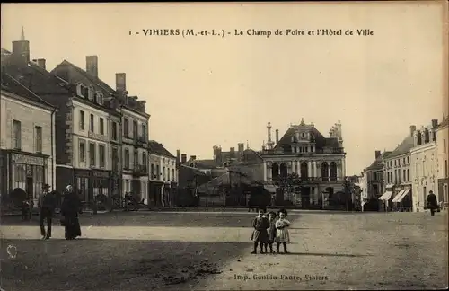 Ak La Salle de Vihiers Maine et Loire, Le Champ de Foire et l'Hotel de Ville