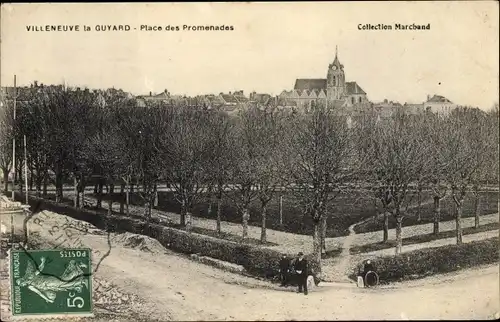 Ak Villeneuve la Guyard Yonne, Place des Promenades
