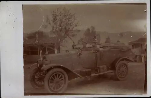 Foto Ak Zwei Soldaten in einem Automobil mit offenem Verdeck