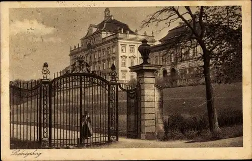 Ak Ludwigsburg in Baden Württemberg, Schloss, Eingangstor, Personal