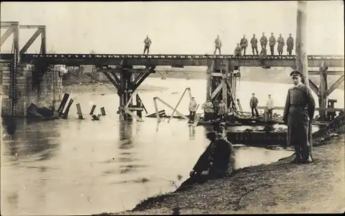 Foto Ak Zerstörte Eisenbahnbrücke, Kriegszerstörungen, I. WK, Deutsche Soldaten