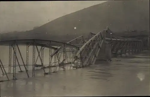 Foto Ak Zerstörte Eisenbahnbrücke, Kriegszerstörungen, I. WK