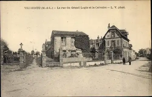 Ak Villedieu Maine et Loire, La rue du Grand Logis et le Calvaire