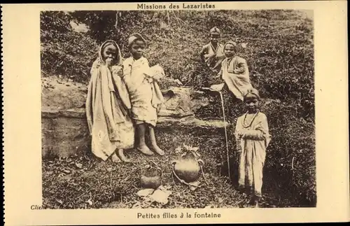Ak Missions des Lazaristes, petites filles à la fontaine
