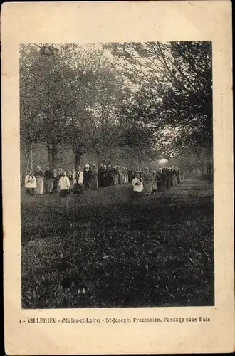 Ak Villedieu Maine et Loire, Proccession, Passage sous Bois