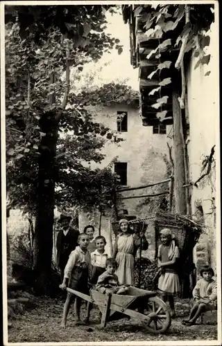 Foto Ak Kinder mit Schubkarre, Heurechen, Landwirtschaft