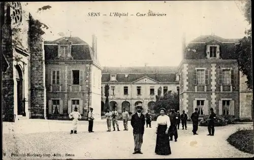 Ak Sens Yonne, L'Hopital, Cour interieure