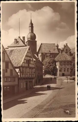 Ak Arnsberg im Hochsauerlandkreis, Straßenpartie, Kirchturm