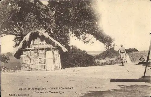 Ak Madagaskar, Une rue de Travondjy, Strohhütte an einer Straße