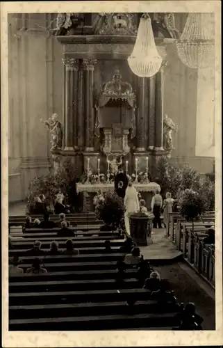 Foto Ak Nürnberg in Mittelfranken Bayern, Kirche v. Innen, Hochzeit, Zeremonie, Altar