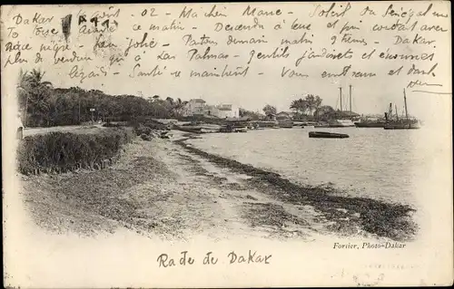 Ak Dakar Senegal, Rade, Strandpartie mit Blick zum Hafen, Boote