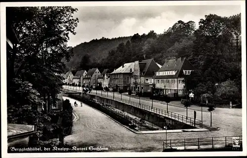 Ak Berggießhübel in Sachsen, Blick auf die Straße mit Brücken über den Fluss