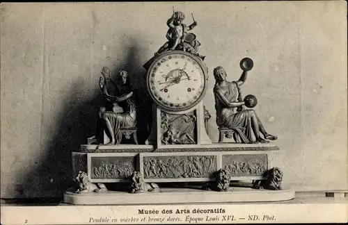 Ak Musée des Arts décoratifs, Pendule en marbre et bronze dorés, Epoque Louis XVI, Uhr