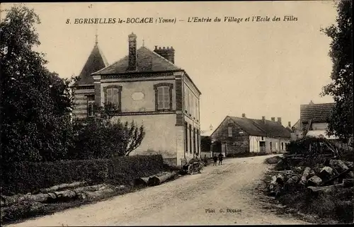 Ak Egriselles le Bocage Yonne, Entrée du Village, Ecole des Filles