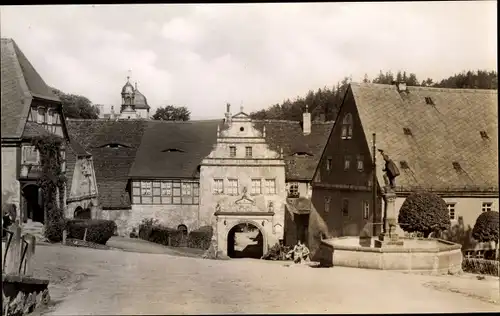 Ak Lauenstein Altenberg Osterzgebirge, Markt mit Schlosseingang (Heimatmuseum), Brunnen