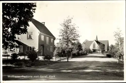 Ak Wolfheze Gelderland Niederlande, Pastorie met Geref. Kerk