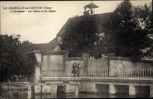 Ak La Chapelle sur Oreuse Yonne, Abreuvoir, Mairie, Ecoles