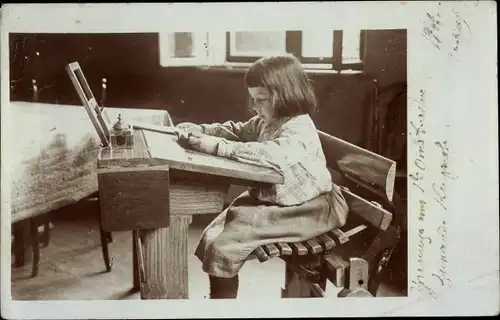 Foto Ak Mädchen am Schreibpult in der Schule