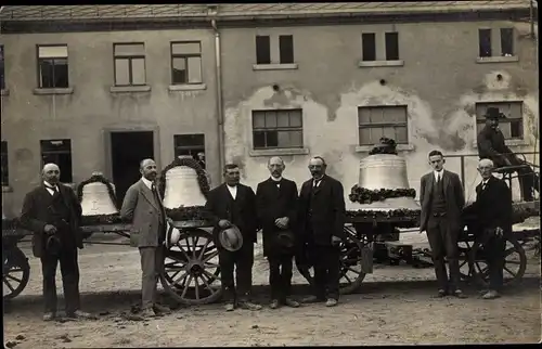 Foto Ak Kleinschönau Niederösterreich, Glockenwagen im Festschmuck, Gruppenbild, 1914 - 1918