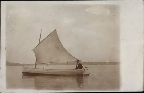 Foto Ak Mann in einem Segelboot mit Motor