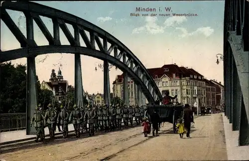 Ak Minden in Westfalen, Blick von der neuen Weserbrücke, Deutsche Soldaten marschieren