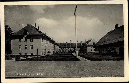 Triesdorf Weidenbach in Mittelfranken, Ackerbauschule, Schulhof gegen Osten