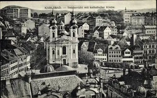 Ak Karlovy Vary Karlsbad Stadt, Totalansicht, katholische Kirche