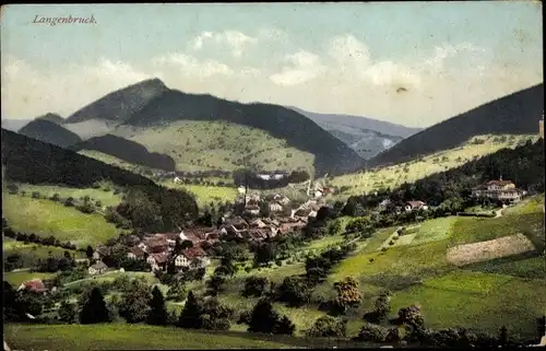 Ak Langenbruck Kanton Basel Land, Blick auf den Ort mit Umgebung