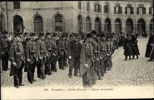 Ak Versailles Yvelines, Petites Ecuries, Revue de details, Soldats francais