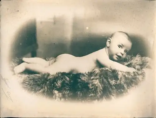 Foto Combalie, Henri, Toulouse, Portraitfotografie, nacktes Kleinkind auf Fell liegend