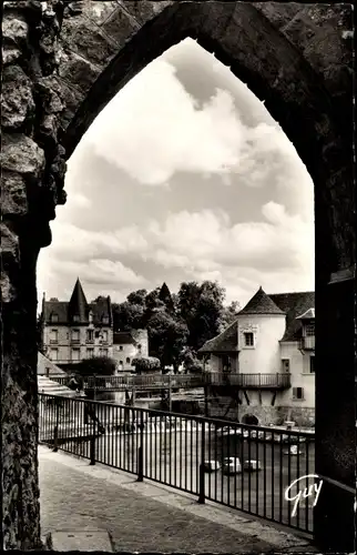 Ak Moret-sur-Loing Seine et Marne, Un coin du Loing, vue prise sous la porte de Bourgogne