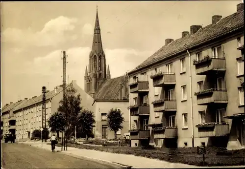 Ak Demmin in Vorpommern, Neubauten an der Frauenstraße, Kirchturm