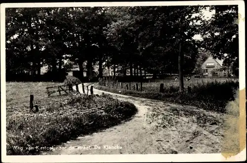 Ak Oosterhesselen Drenthe Niederlande, Weg van Kasteel naar de straat, De Klencke