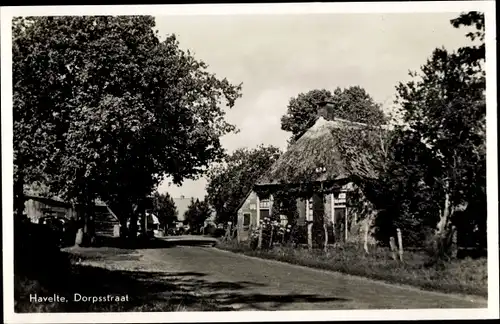 Ak Havelte Drenthe Niederlande, Dorpstraat, Haus mit Reetdach