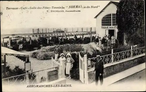 Ak Arromanches Calvados, Terrasse Cafe Salle des Fetes Norman du Nord