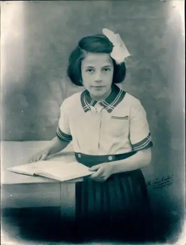 Foto Combalie, Henri, Toulouse, Portraitfotografie, Mädchen mit Buch