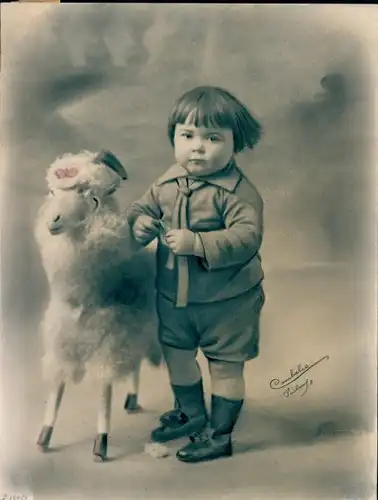 Foto Combalie, Henri, Toulouse, Portraitfotografie, Kind mit Schaf
