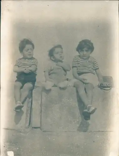 Foto Combalie, Henri, Toulouse, Portraitfotografie, drei Kinder sitzen auf einer Mauer