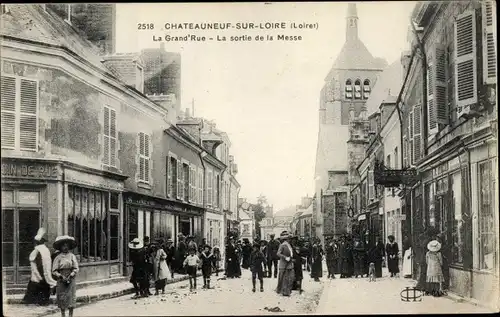 Ak Chateauneuf sur Loire Loiret, Grande Rue, La Sortie de la Messe