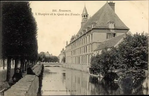 Ak Nemours Seine et Marne, L'Hospice et le Quai des Fosses, Le Pont