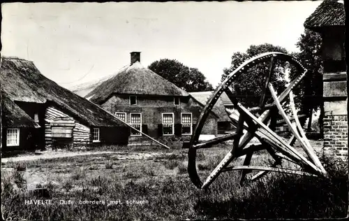 Ak Havelte Drenthe Niederlande, Oude boerderij met schuren