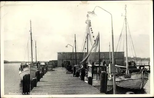 Ak Maasholm in Schleswig Holstein, Bootsanlegestelle, Segelboote