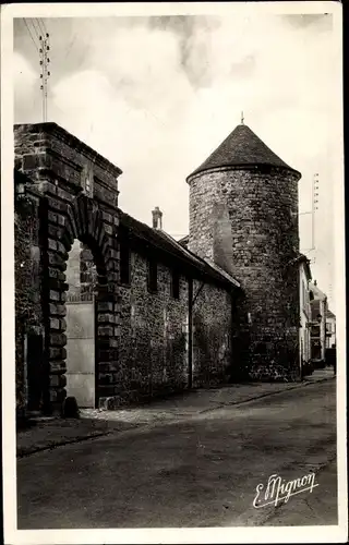 Ak Nangis Seine et Marne, Porte et Tourelle de la ferme de l'ancien chateau du Marquis de Nangis