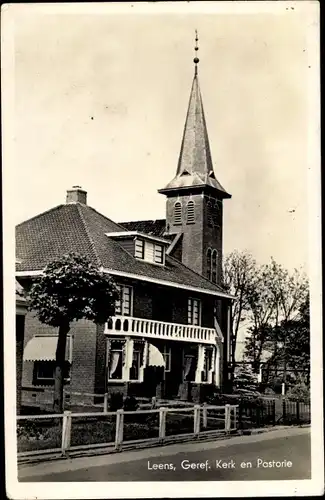 Ak Leens Groningen Niederlande, Geref. Kerk en Pastorie