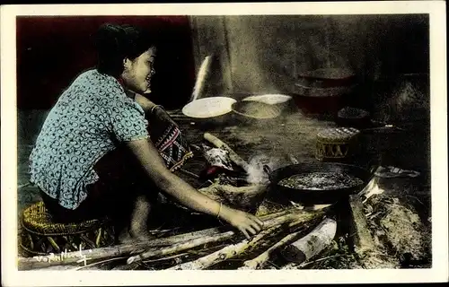 Ak Xieng Khouang Laos, Jeune Laotienne faisant la cuisine